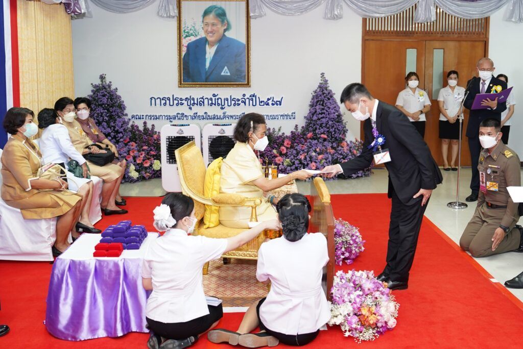 Mr. Saroj Chayavivatkul Receives Royal Plaque from the Prostheses Foundation 2024