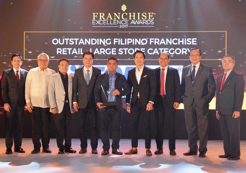 Outstanding Filipino Franchise Award for Retail (Large Scale Category) 2017